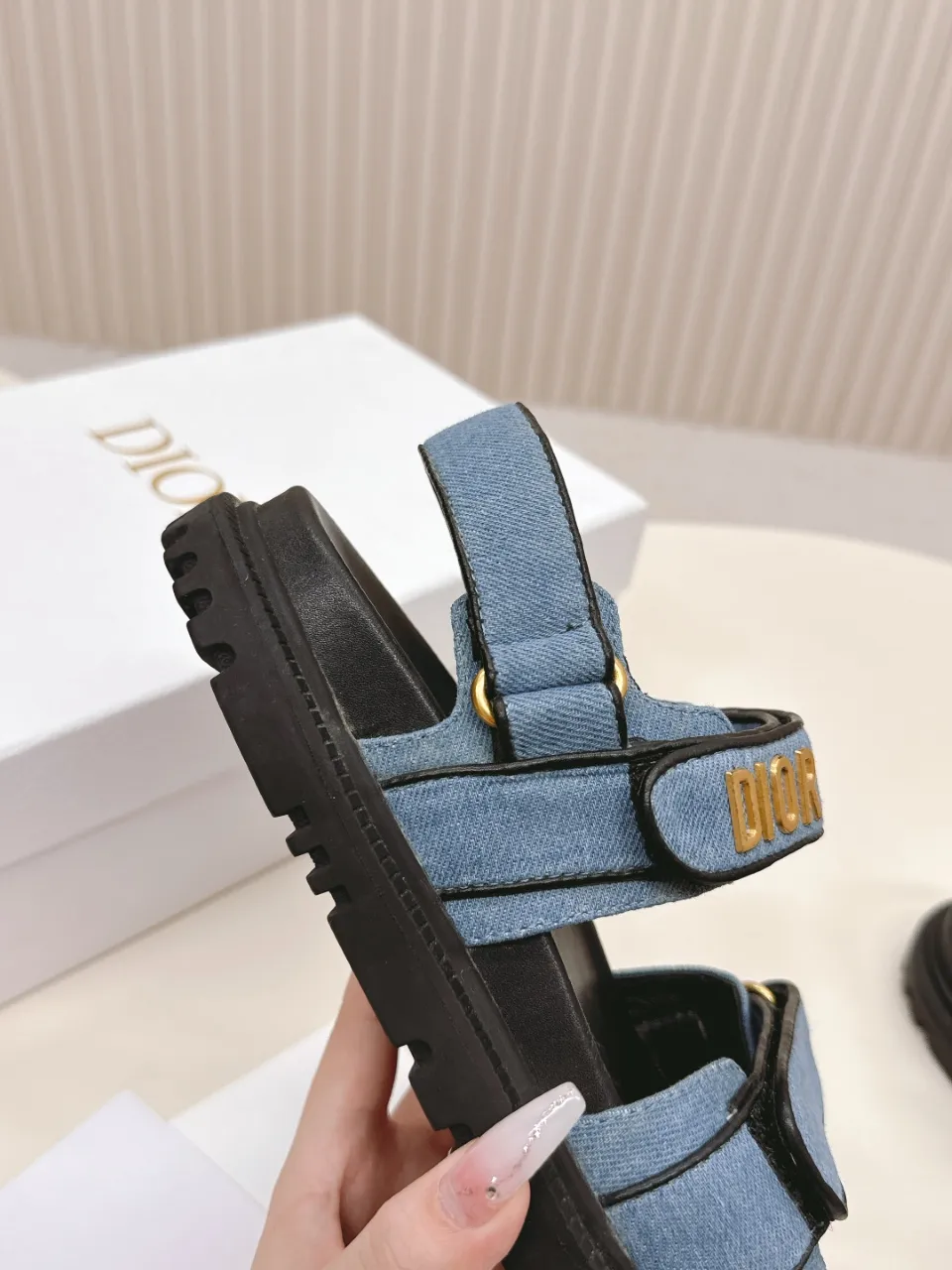 👟👟Ex-factory price 480👟👟 DIOR classic sandals mixed sheepskin DiorAct sandals are fashionable. Paired with an insole that fits the shape of your foot, it's made of exceptionally lightweight and comfortable leather. The upper straps are fastened with Velcro and are decorated with a gold-finish metal "Dior" logo, which complements the style design. These sandals add a modern edge to any look. Fabric: Imported mixed sheepskin Lining: Imported sheepskin Outsole: Original TPU outsole Code number: 35-42 (41 42 customized, non-refundable)